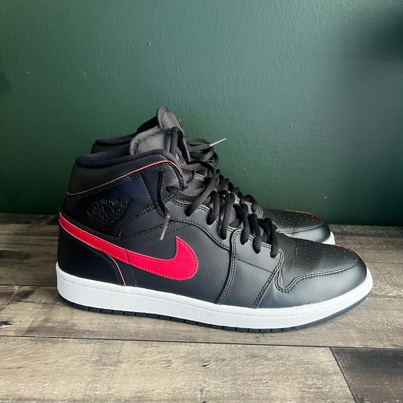 Air Jordan 1 Mid - Picture 2 of 5